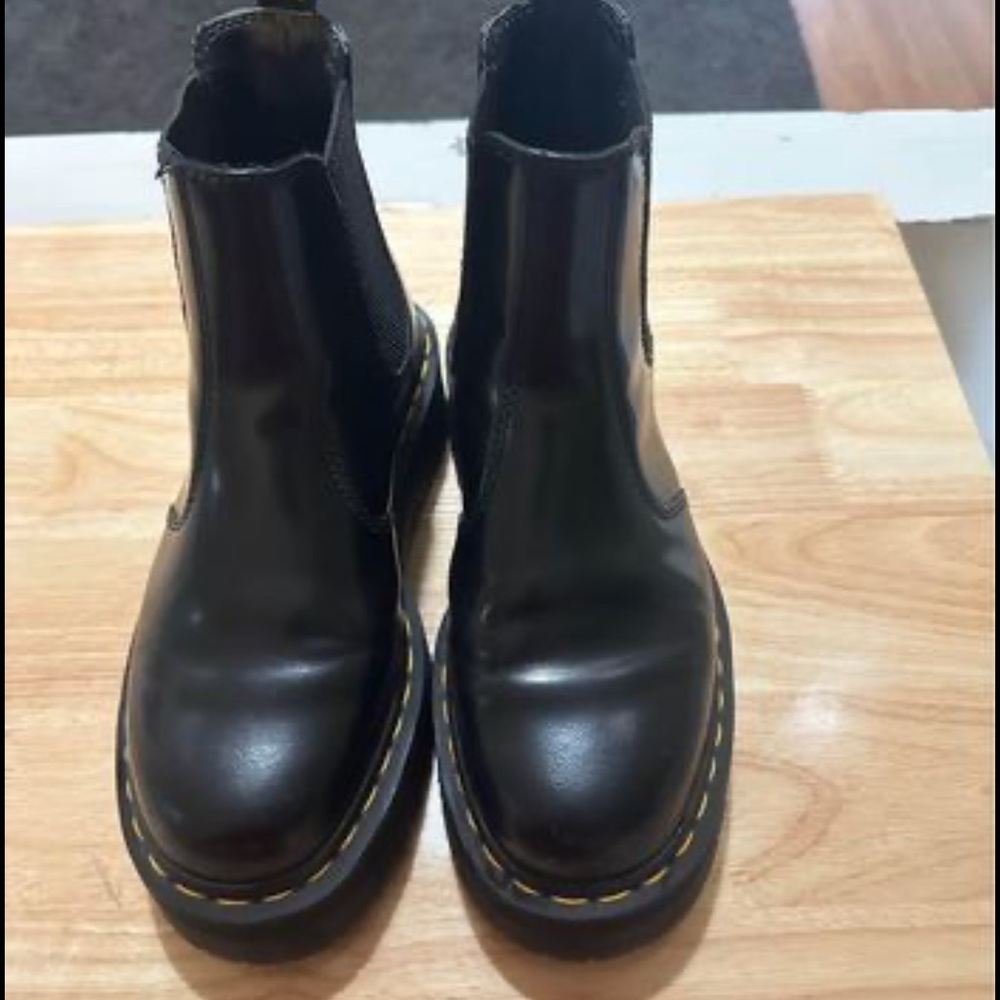 Great condition women’s Dr Marten 2976 Chelsea boots, only worn a few times.